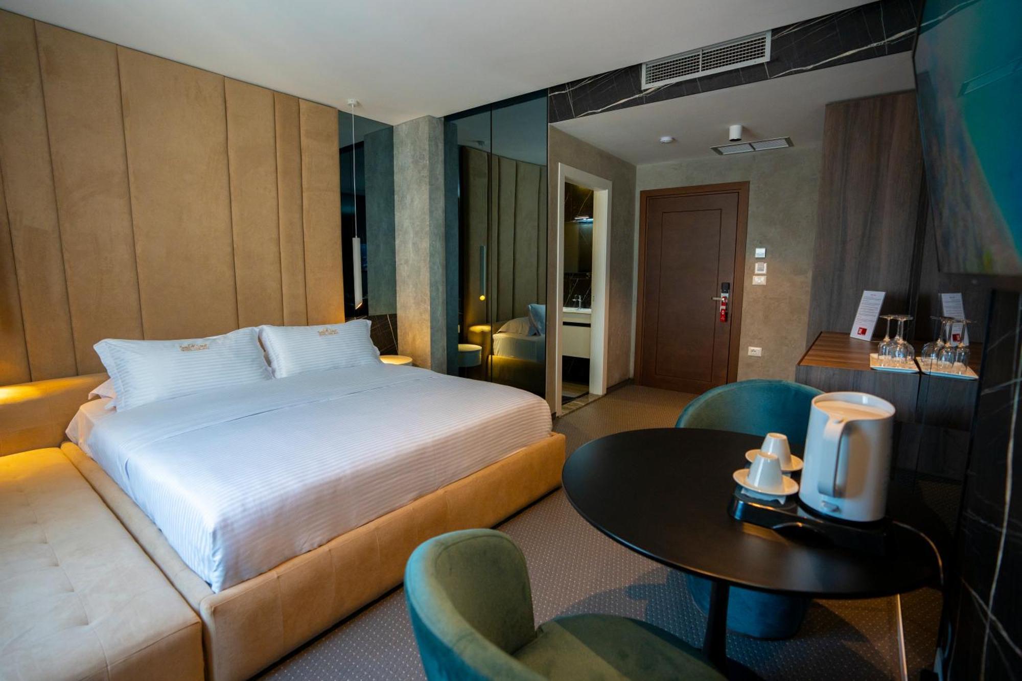 Hotel Chicago Shkodër エクステリア 写真