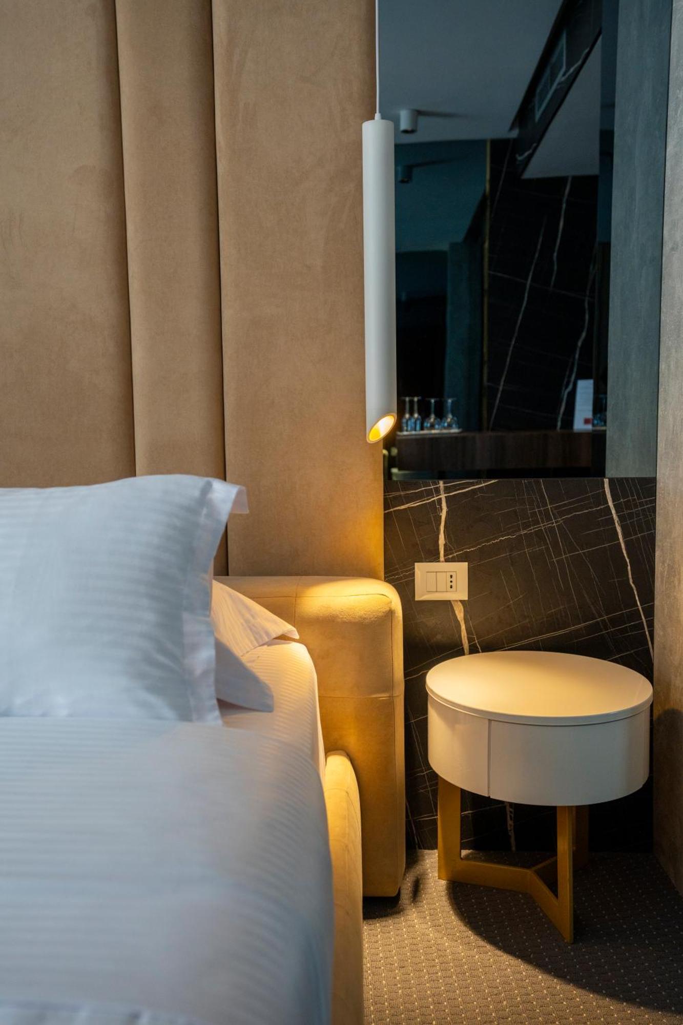 Hotel Chicago Shkodër エクステリア 写真